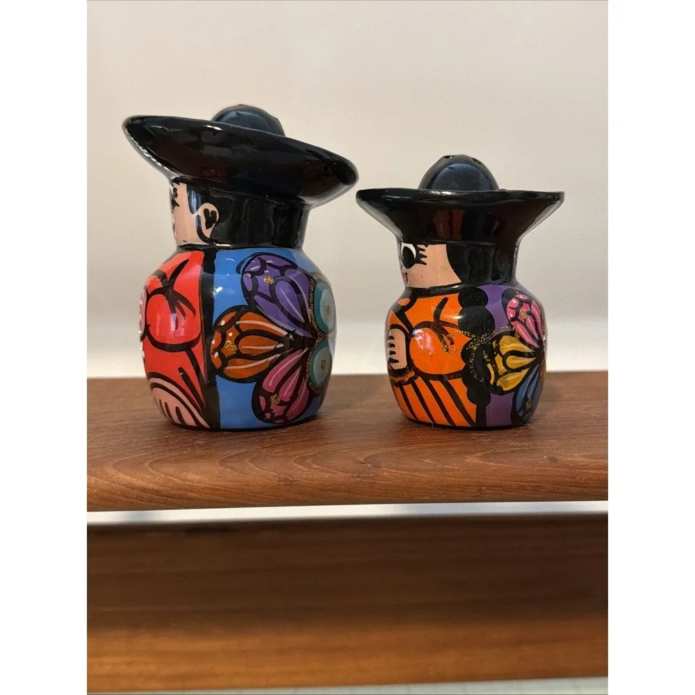 Vintage Mexican‎ Hand Painted Salt And Pepper Shakers In EUC